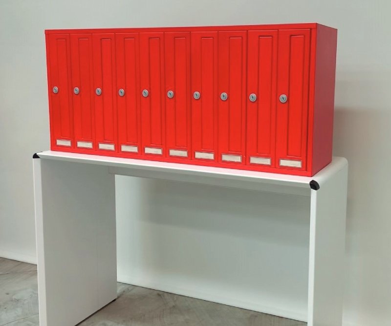 Instalación de buzones en una mesa alumatic