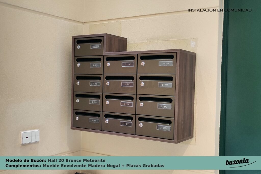 Instalación Buzón Hall 20 Bronce Meteorite con Envolvente Madera Nogal y Placas Grabadas de Buzonia