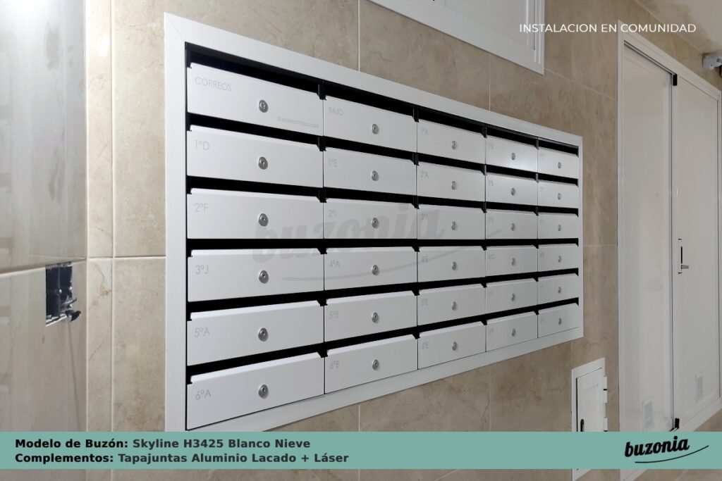 Instalación Buzón Skyline H2425 Blanco Nieve con Tapajuntas Aluminio Blanco de Buzonia