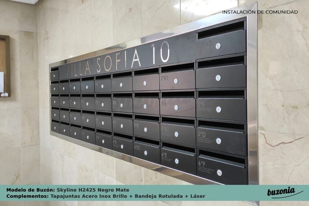 Instalación Buzón Skyline H2425 Negro Mate con Tapajuntas Inox de Buzonia
