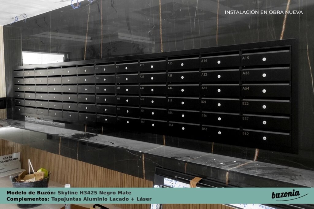 Instalación Buzón Skyline H3425 Negro Mate con Tapajuntas Aluminio Negro de Buzonia