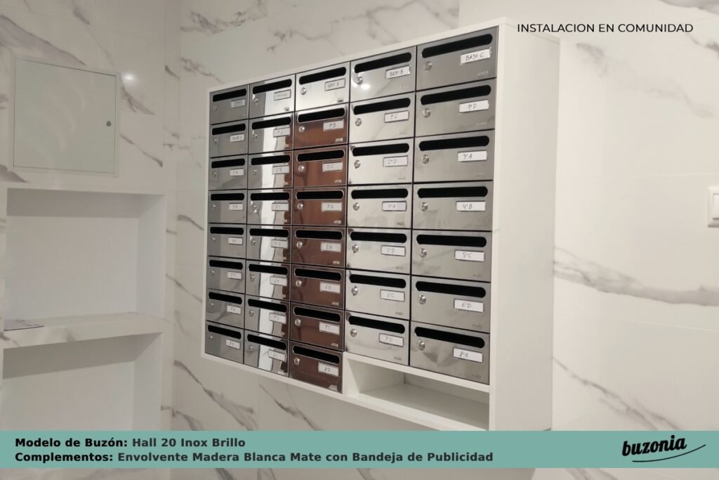 Instalación Buzonia del Modelo Hall 20 Inox Brillo con Envolvente Madera Blanca