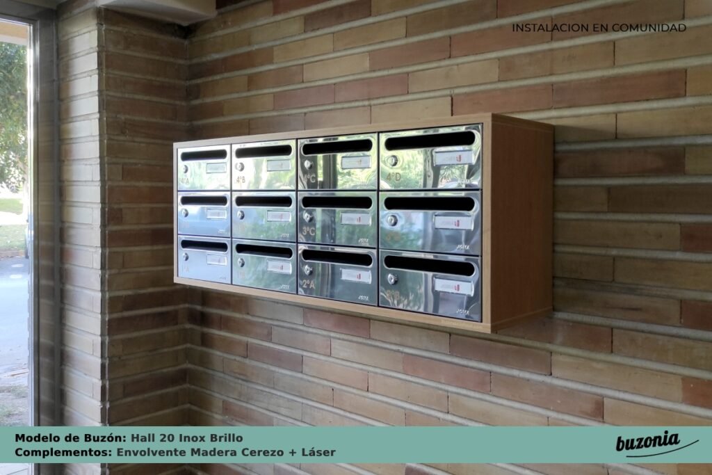 Instalación de Buzones Hall 20 Inox Brillo con Envolvente Madera Cerezo de Buzonia