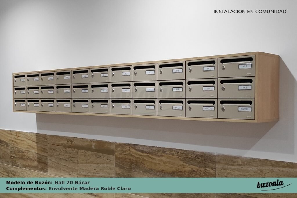 Instalación de Buzones Hall 20 Nácar con Mueble Envolvente en Madera Roble Claro de Buzonia