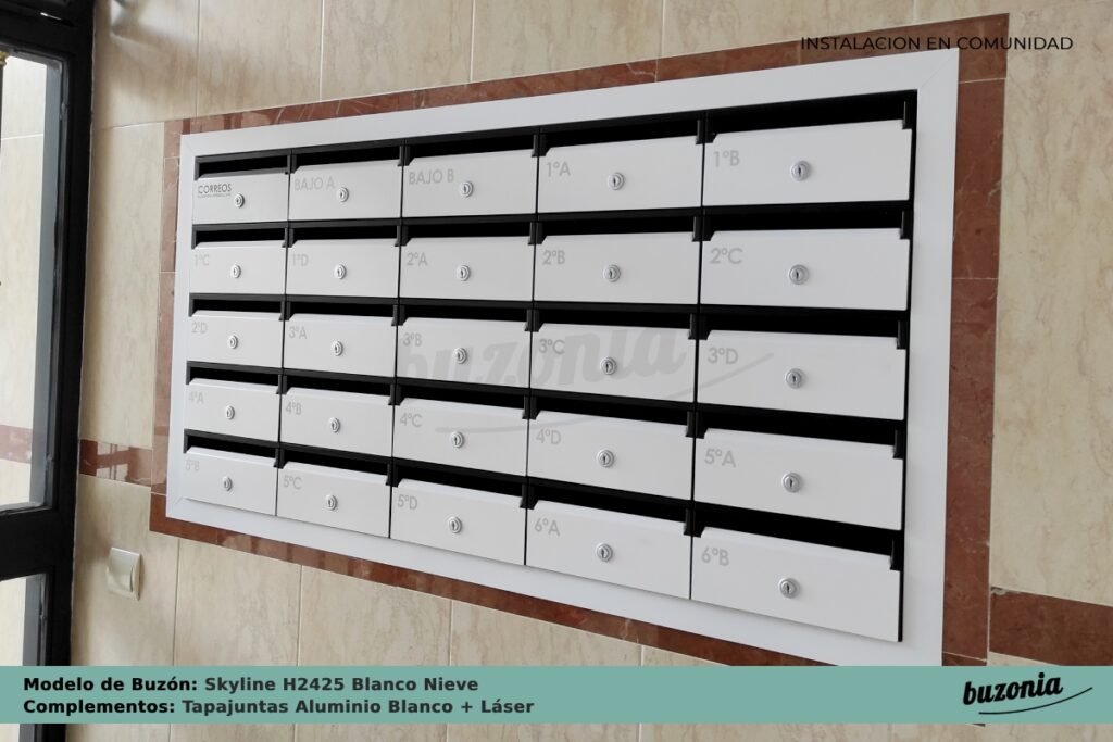 Instalación de Buzones Skyline H2425 Blanco Nieve con Tapajuntas Aluminio Blanco y Grabación Láser de Buzonia