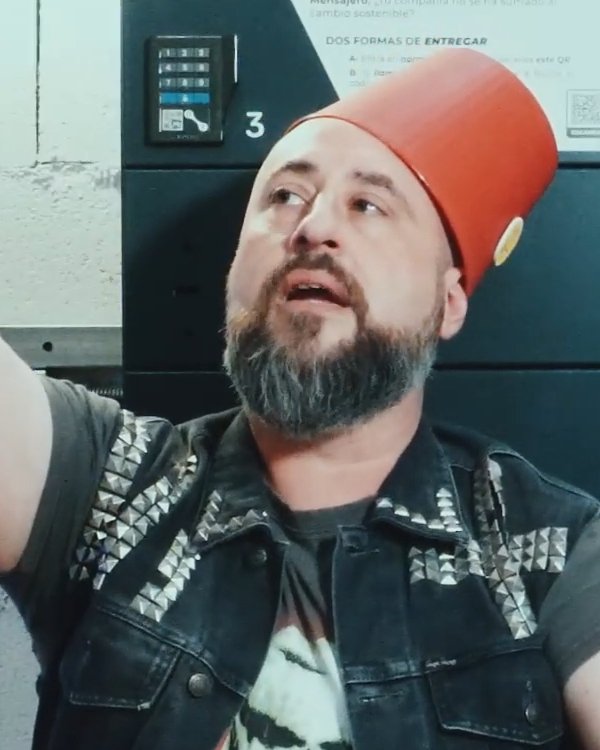 Paco Parra como Antonio Cid, uno de los personajes de la miniserie Residencial Buzonia