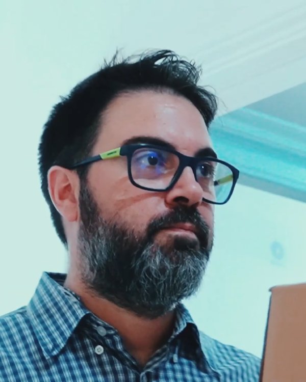 Jorge Rueda como Bernardo Segura, uno de los personajes de la miniserie Residencial Buzonia