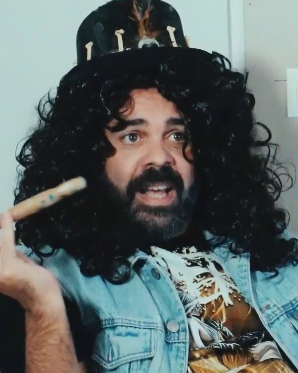 Víctor Pozo como Carlos Ibarra, uno de los personajes de la miniserie Residencial Buzonia