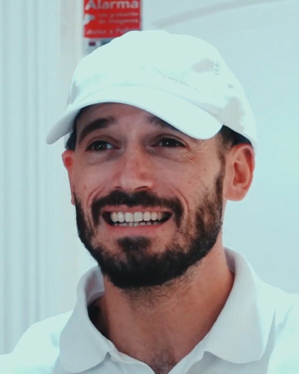 Agustín Sánchez como Paquito, uno de los personajes de la miniserie Residencial Buzonia