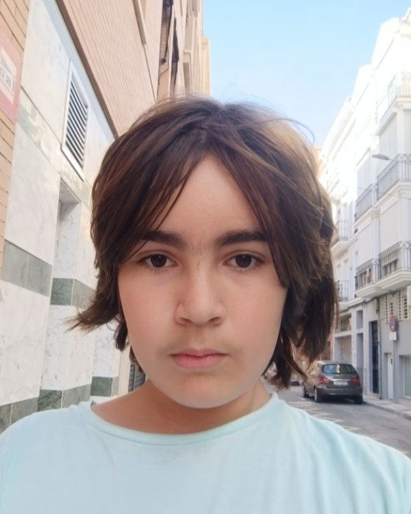 Carlos Rueda como Lucas Segura, uno de los personajes de la miniserie Residencial Buzonia