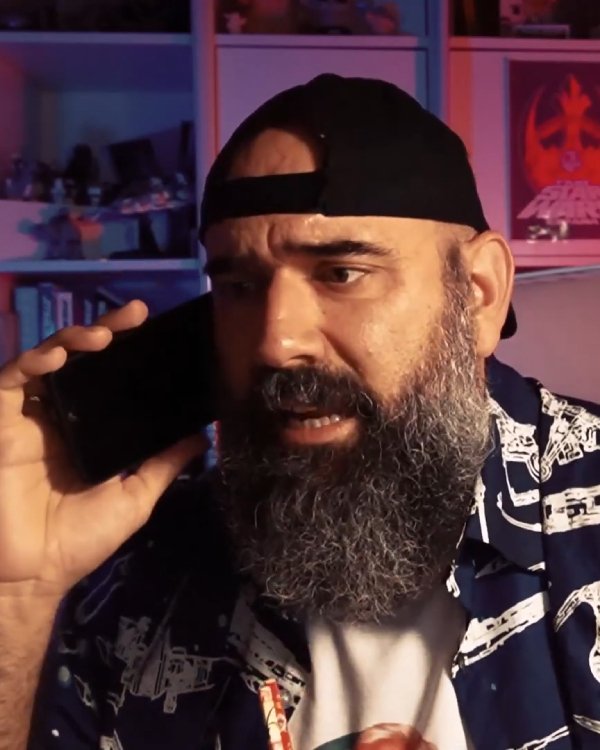 Pablo Cordón como Miguelín, uno de los personajes de la miniserie Residencial Buzonia