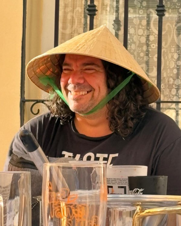 Daniel Gutiérrez como Molina, uno de los personajes de la miniserie Residencial Buzonia