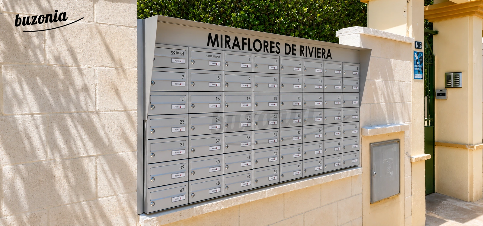 Buzones de exterior para comunidades instalados en portal de acceso con exposición a lluvia y humedad